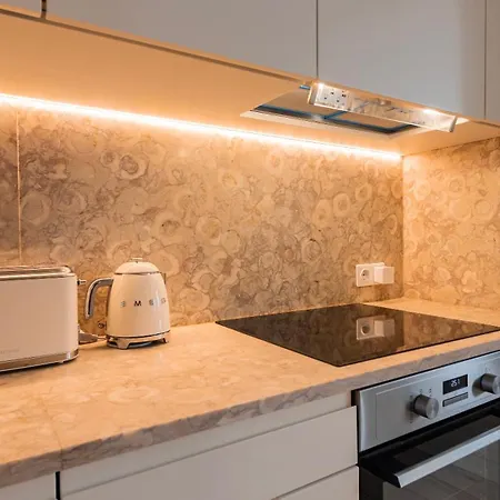 Charm 2bdr With River View By Lovelystay *